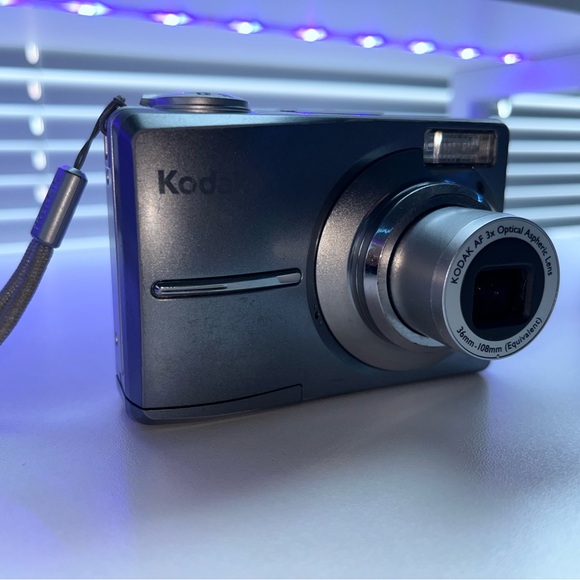 Kodak Easyshare C813 8.2 MP Digital Camera 3x Optical Zoom - Picture 4 of 5